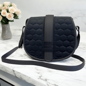 Duża czarna listonoszka z klapką black hex