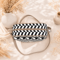 Listonoszka Box  Classic Chevron- damska torebka beżowo- czarna z geometrycznym wzorem- góra