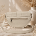 Tył jasnobeżowej listonoszki Moon Bee Vanilla Herringbone z praktyczną kieszonką na zamek i regulowanym paskiem.png