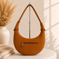 Ruda torebka hobo z pikowanego weluru Luna Hobo Velvet – widok z tyłu torebki