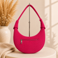 Fuksjowa torebka hobo z pikowanego weluru Luna Hobo Velvet – widok z tyłu torebki