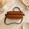 Listonoszka Box Cinnamon Velvet Herringbone z praktyczymi kieszeniami- widok z góry