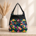 Torebko-plecak 2w1 Nova Paradise Flowers – czarny model damski w kolorowe egzotyczne kwiaty, widok z tyłu.