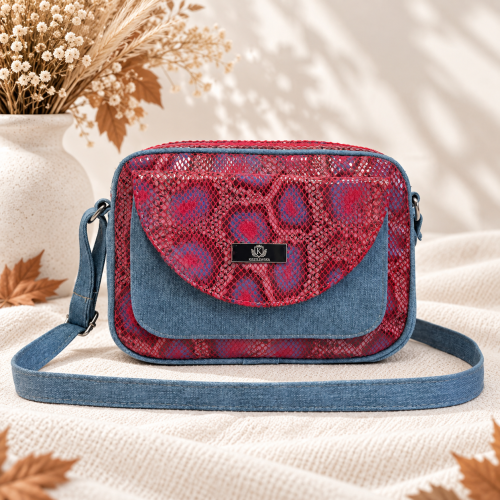 Listonoszka Box Denim Snake Charm jeansowo-czerwona – damska torebka crossbody Kiszelewska