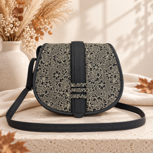 Duża czarno-beżowa listonoszka z klapką Black Vanilla Lace