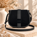 Duża czarna listonoszka z klapką Black Velvet Herringbone – torebka damska z czarnego pikowanego weluru w jodełkę