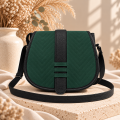Duża listonoszka z klapką Emerald Velvet Herringbone – zielono-czarna torebka damska z pikowanego weluru w jodełkę